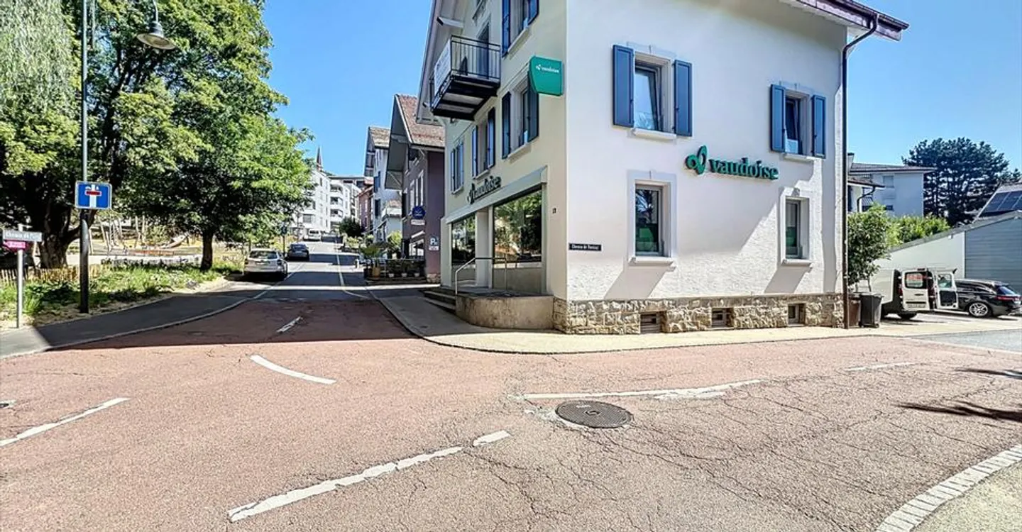 Mixed-Use Building in Bussigny - Photo 4 of 12