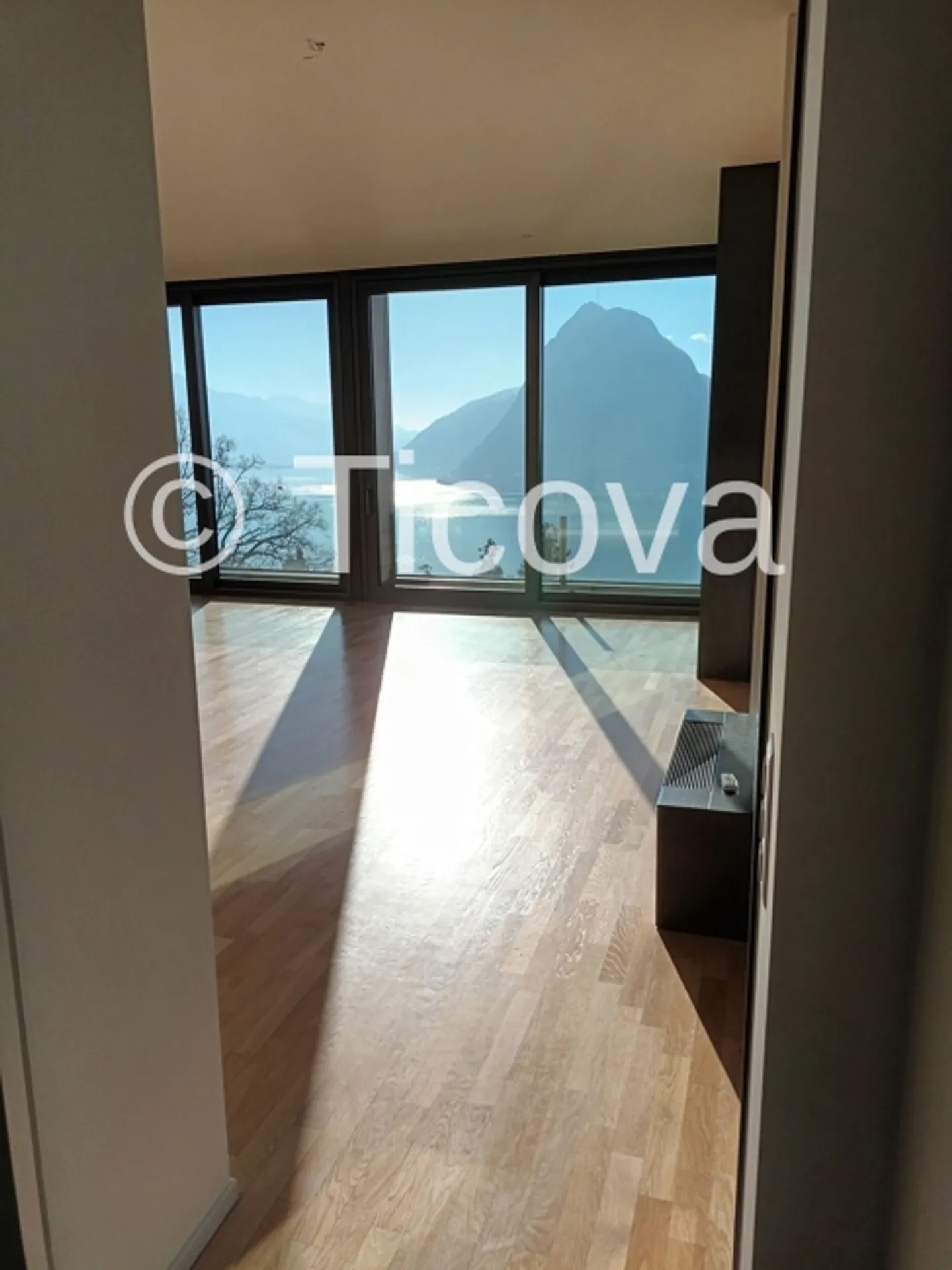 Appartamento soleggiato con piscina - Foto 3 di 9