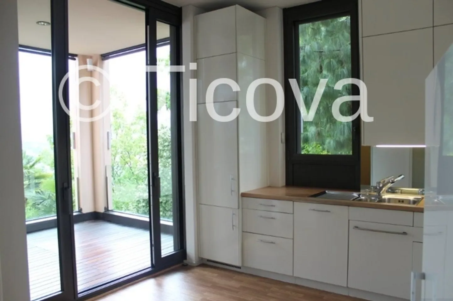 Appartamento soleggiato con piscina - Foto 7 di 9