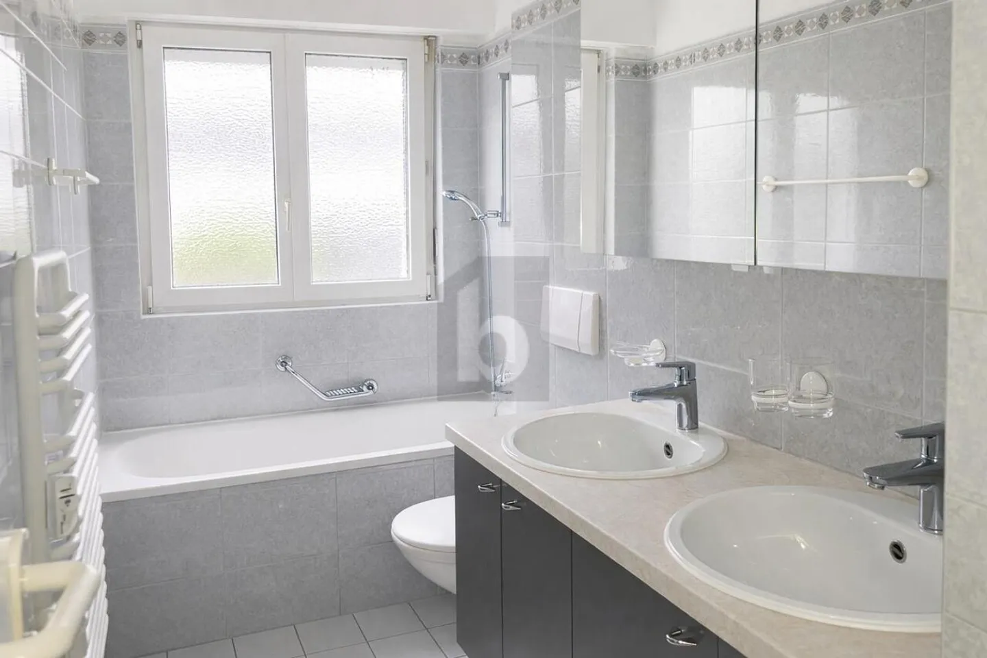 Luminoso con balcone e garage sotterraneo - Foto 3 di 6