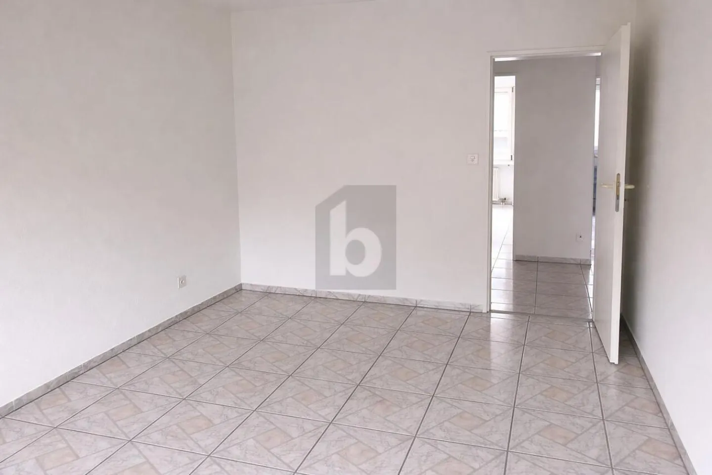 Luminoso con balcone e garage sotterraneo - Foto 5 di 6