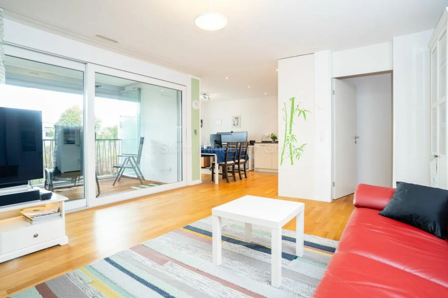 Modern Living with Comfort - 2.5-Room Apartment with Loggia - Photo 4 of 18