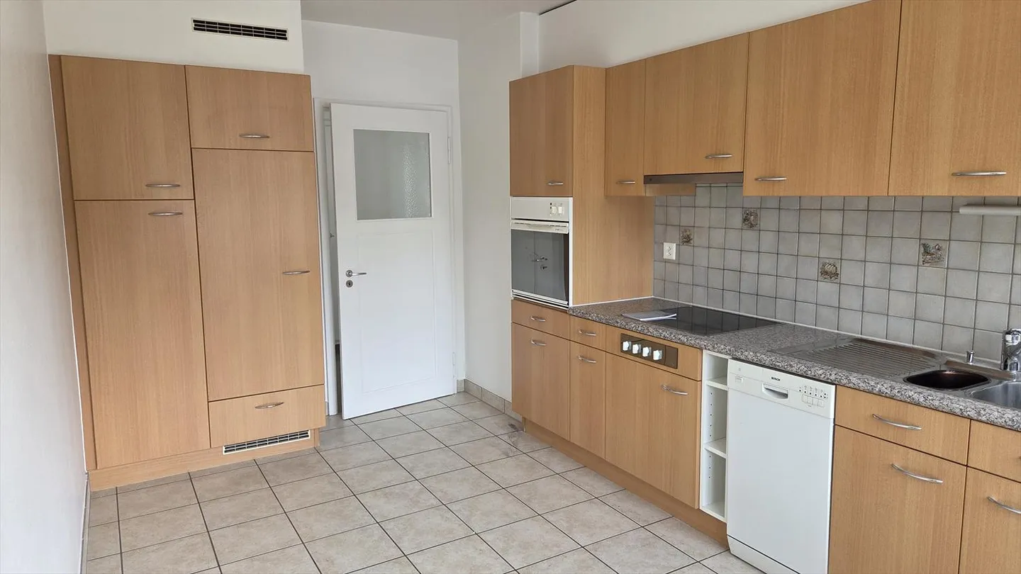 Wohnung in einem kleinen 3-stöckigen Gebäude. - Foto 2 von 11