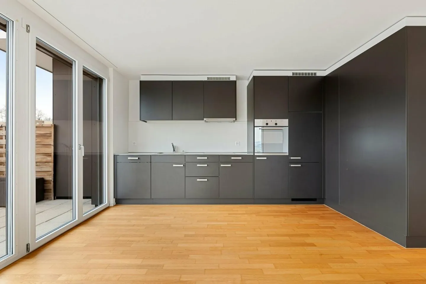 Modern penthouse apartment with beautiful view! - Photo 3 of 9