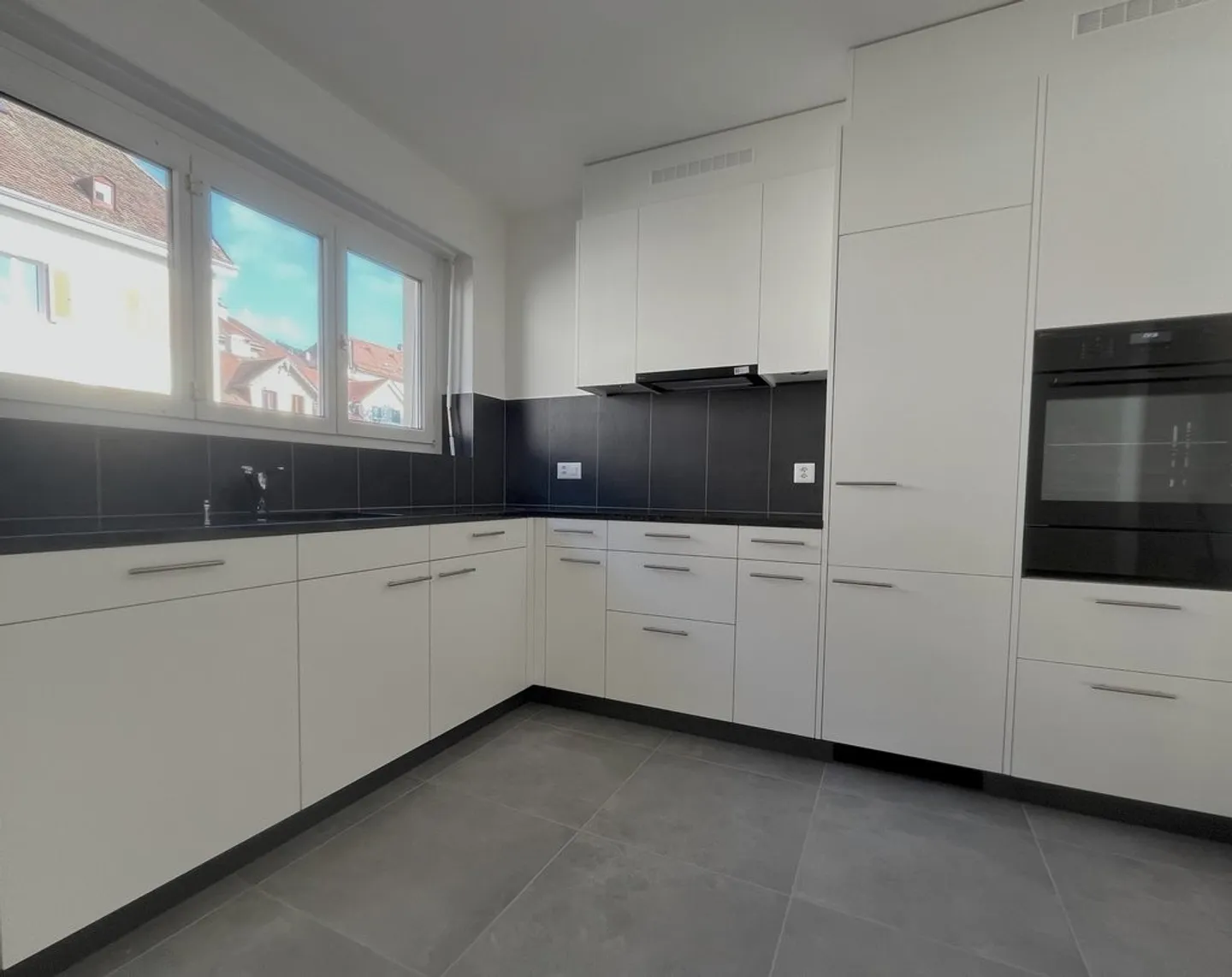 Spacious 3.5 rooms (approx. 90m2) and completely renovated with balcony! - Photo 2 of 7