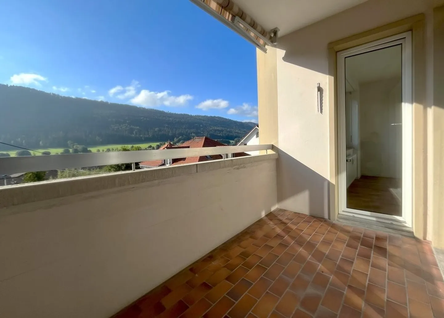 Spacious 3.5 rooms (approx. 90m2) and completely renovated with balcony! - Photo 7 of 7