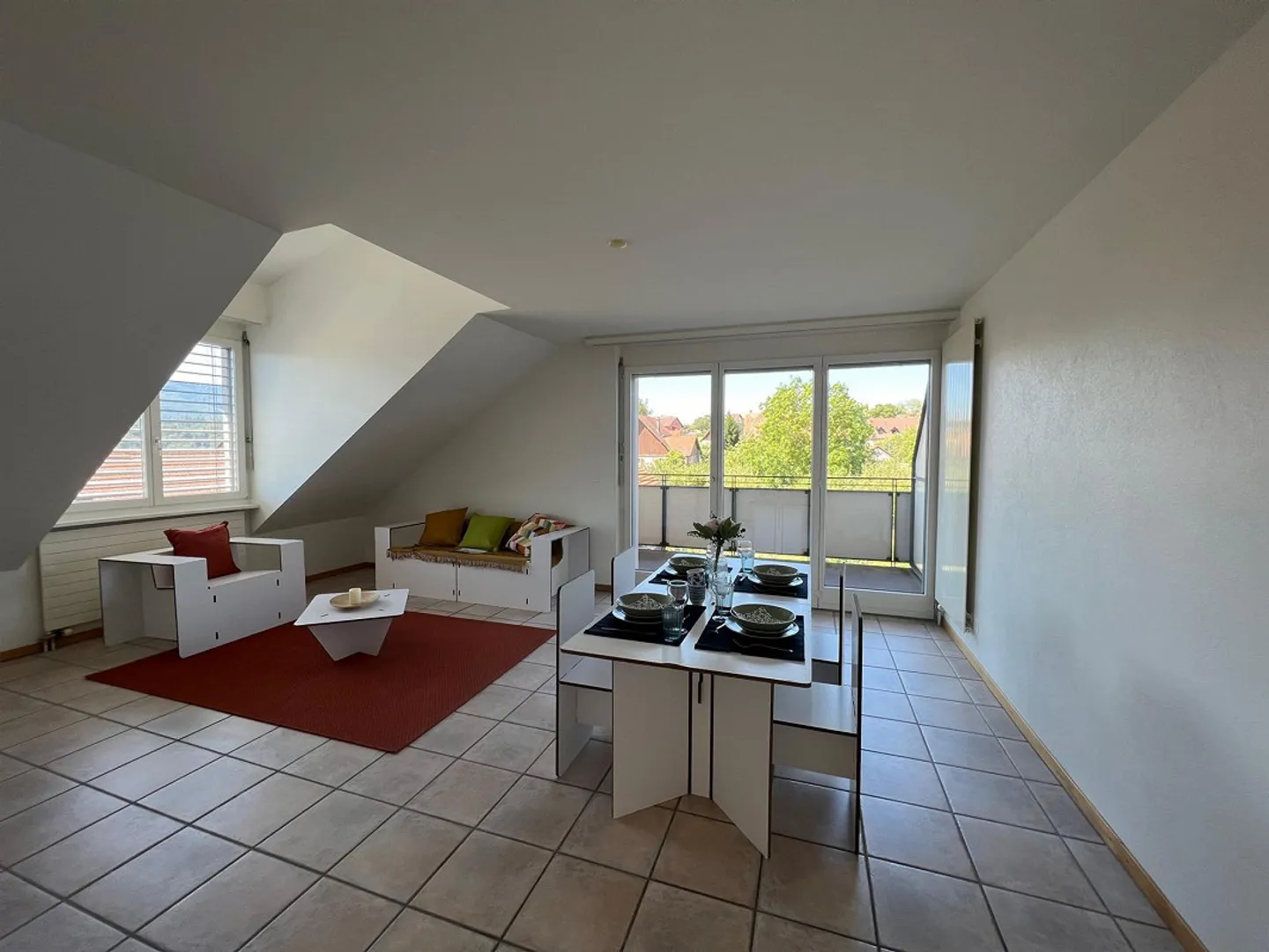 Appartamento luminoso con 2 stanze e balcone - Fino a 3 mesi di affitto offerti! - Foto 2 di 7