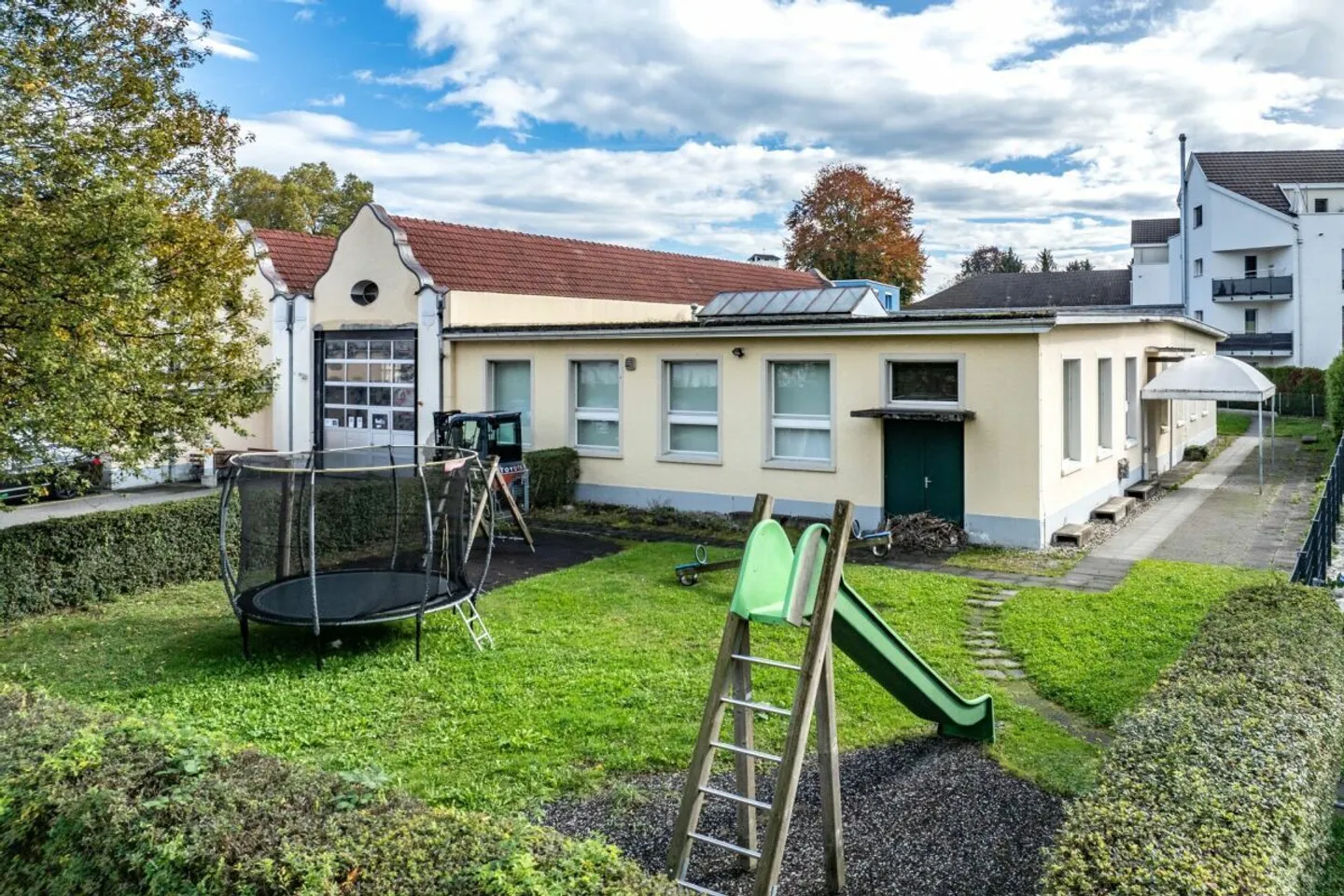 Yield property (commercial & living) with expansion reserve of around 700 m² of living space in a central location - Photo 8 of 13