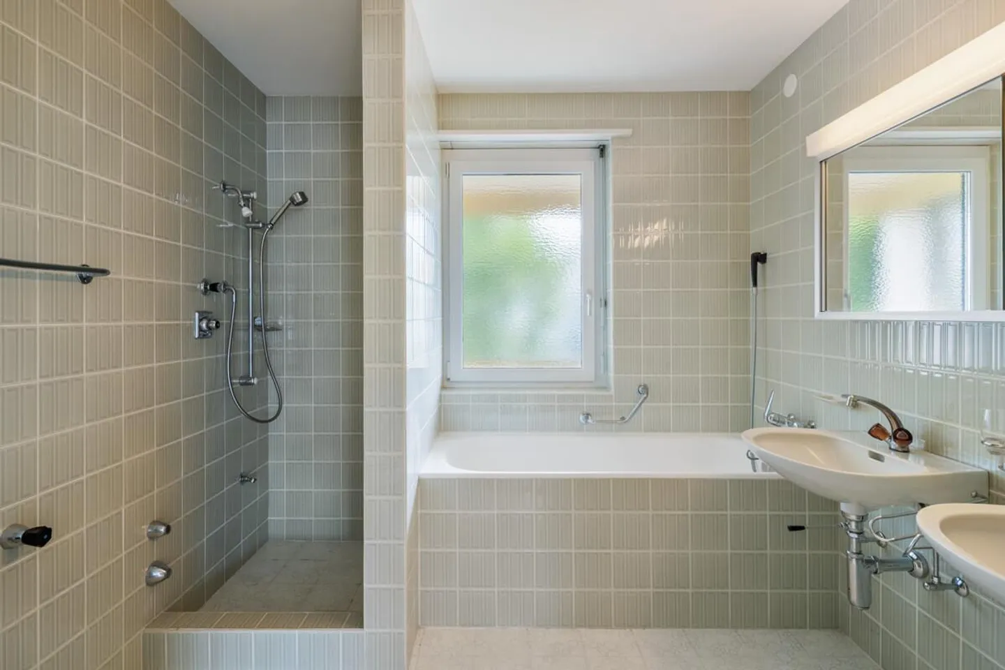 Grand appartement à Oberengstringen avec vue dégagée et beaucoup d'espace extérieur - Photo 3 sur 5