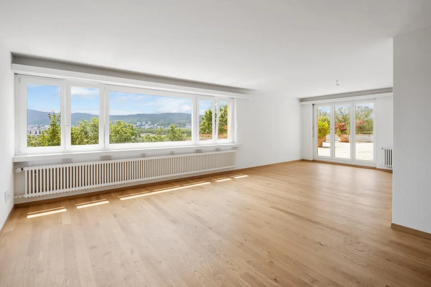 Grand appartement à Oberengstringen avec vue dégagée et beaucoup d'espace extérieur - Photo 2 sur 5