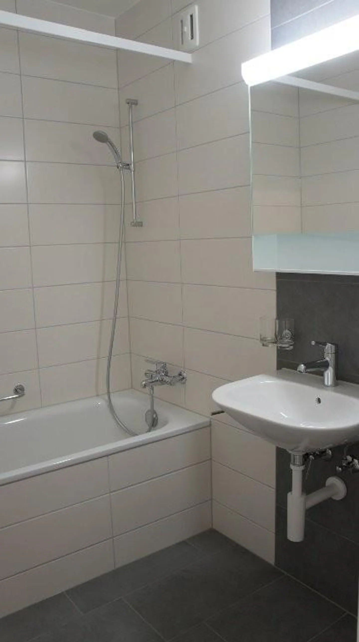 Bright apartment with balcony overlooking greenery - Photo 3 of 6