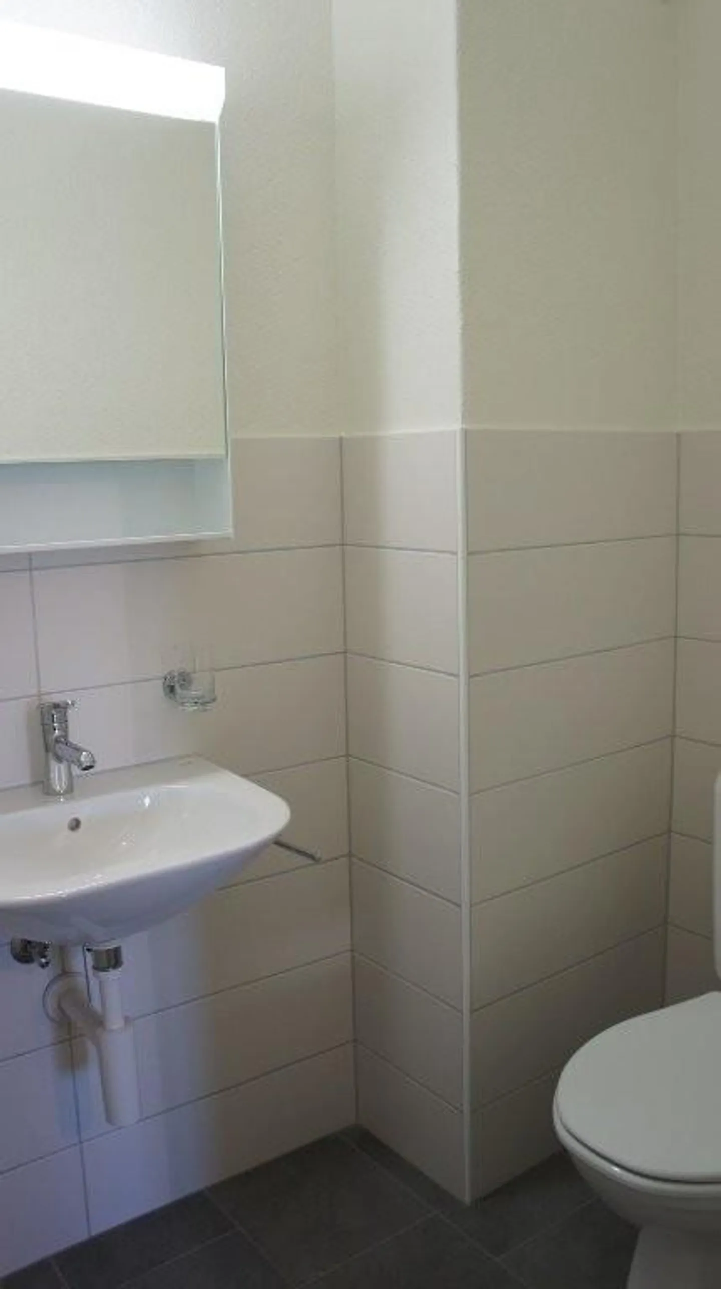 Bright apartment with balcony overlooking greenery - Photo 4 of 6