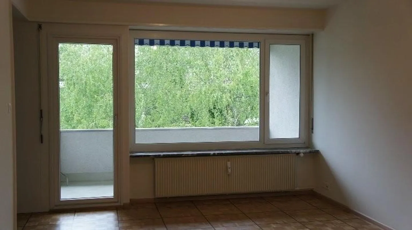 Bright apartment with balcony overlooking greenery - Photo 5 of 6