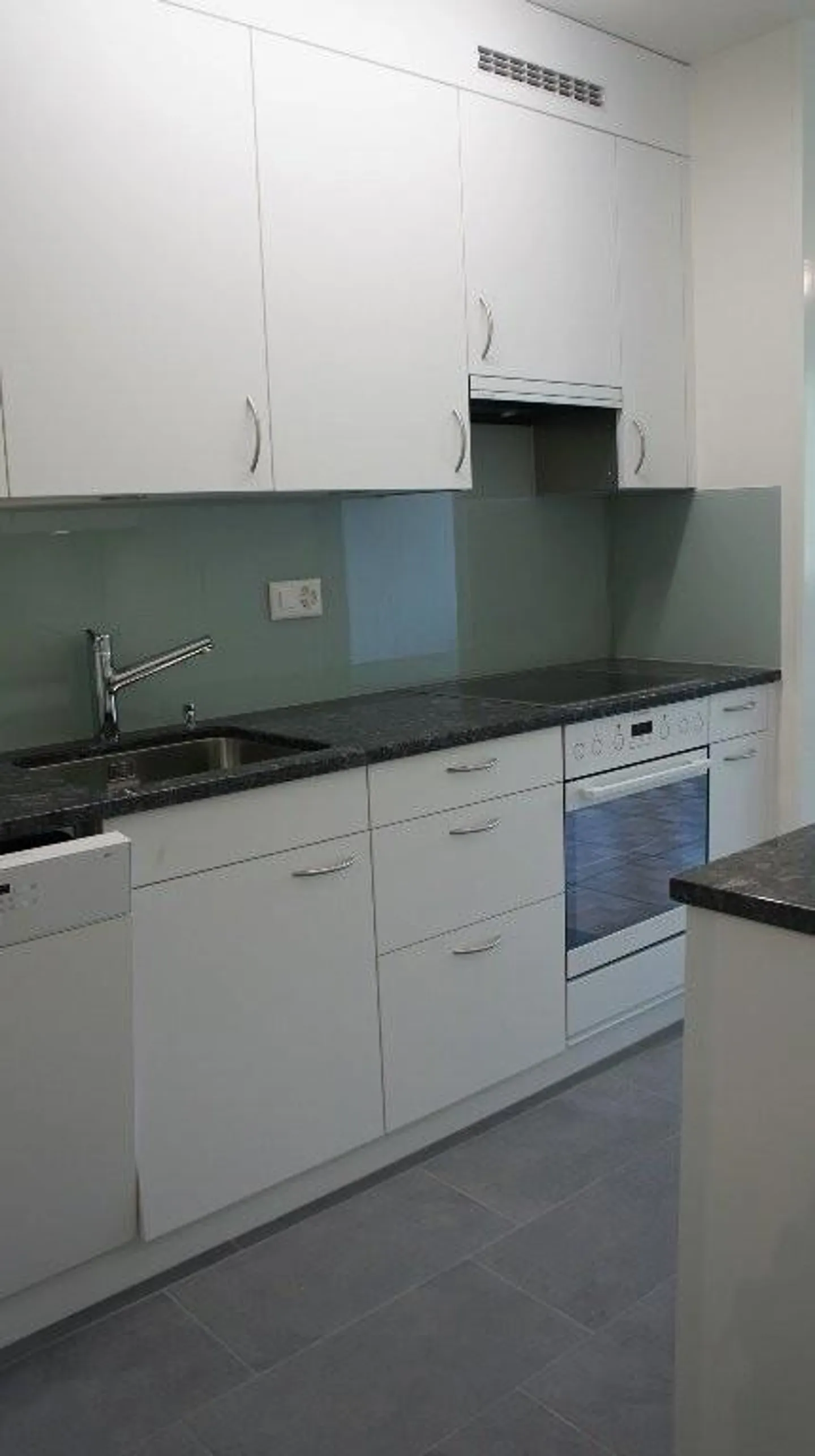 Bright apartment with balcony overlooking greenery - Photo 2 of 6