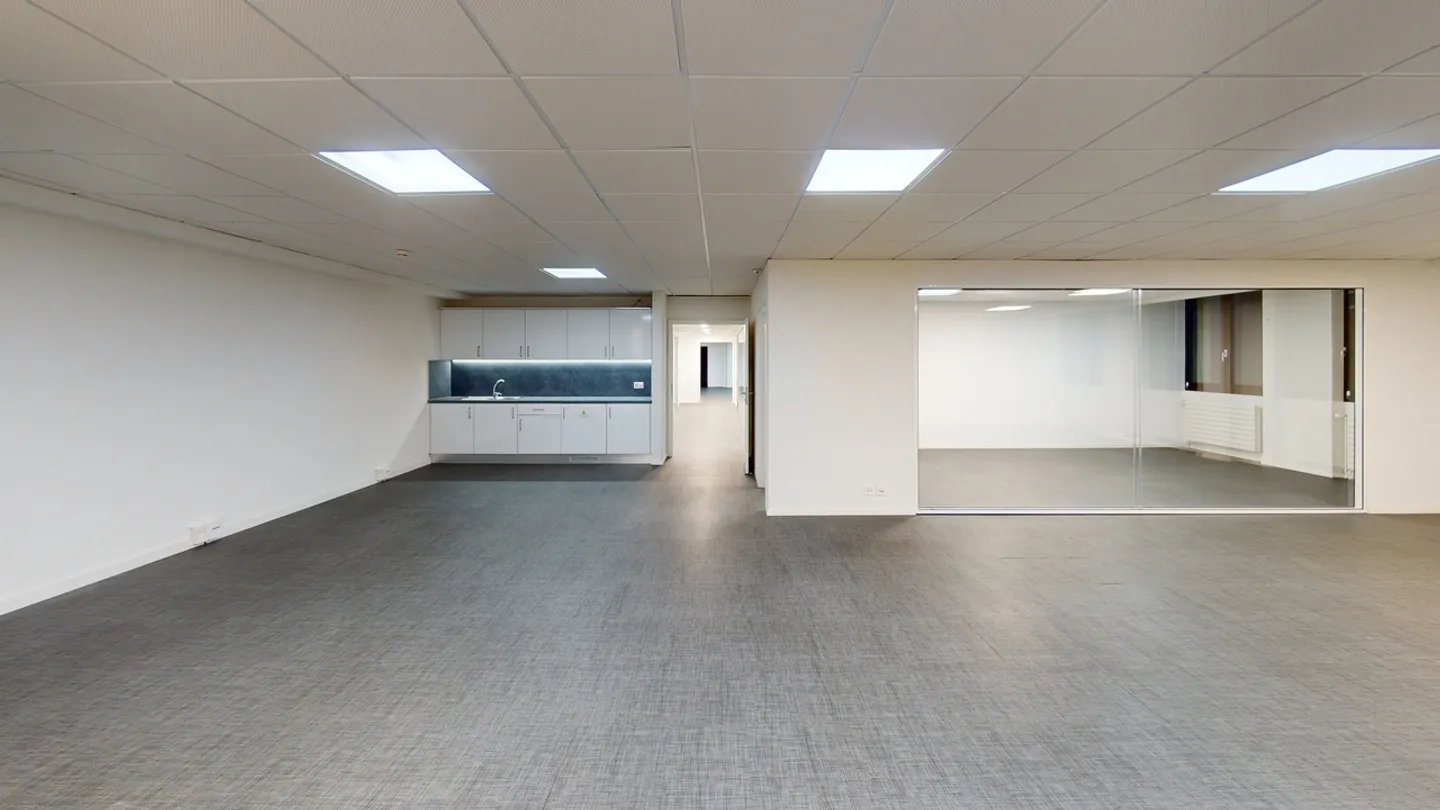 Superficie di 348 m2 - 3 mesi di affitto offerti - Foto 8 di 10