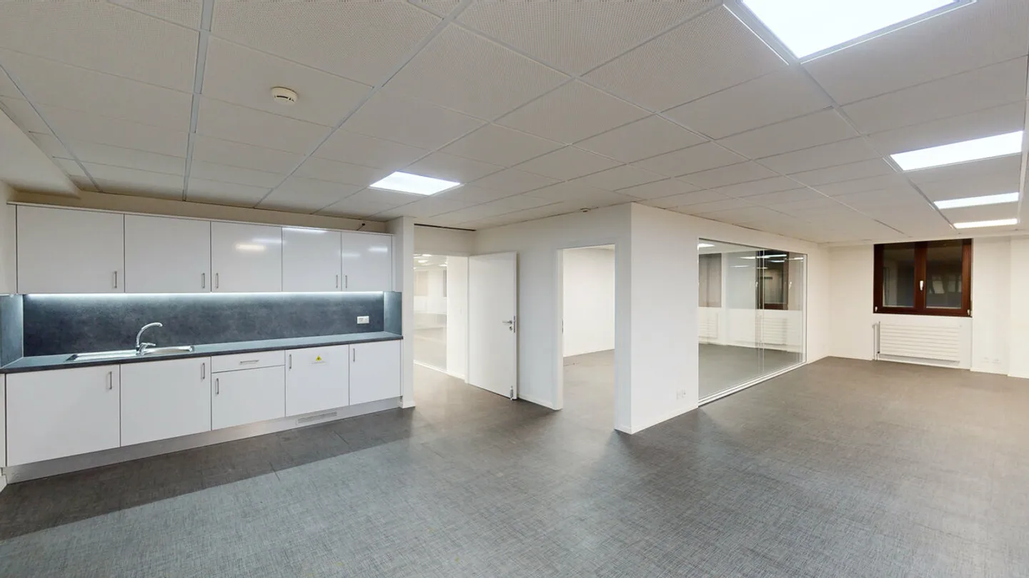 Superficie di 348 m2 - 3 mesi di affitto offerti - Foto 3 di 10