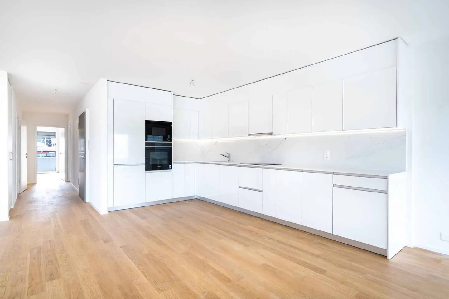 Luxuriöse 4,5-Zimmer-Wohnung mit überdachtem Balkon von 76m2 und Seeblick - Foto 3 von 13