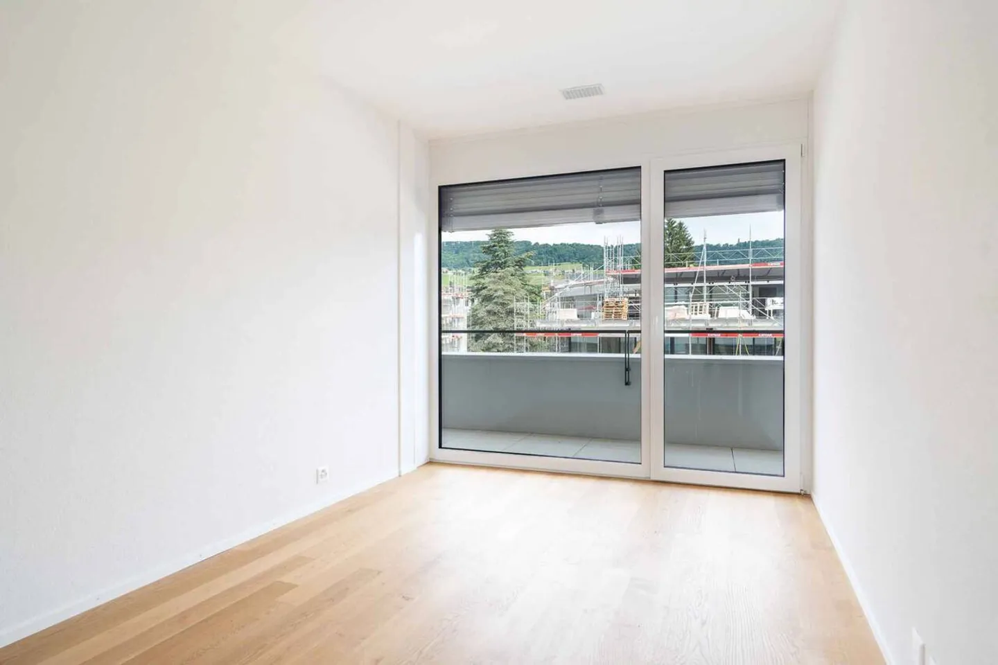Luxuriöse 4,5-Zimmer-Wohnung mit überdachtem Balkon von 76m2 und Seeblick - Foto 4 von 13