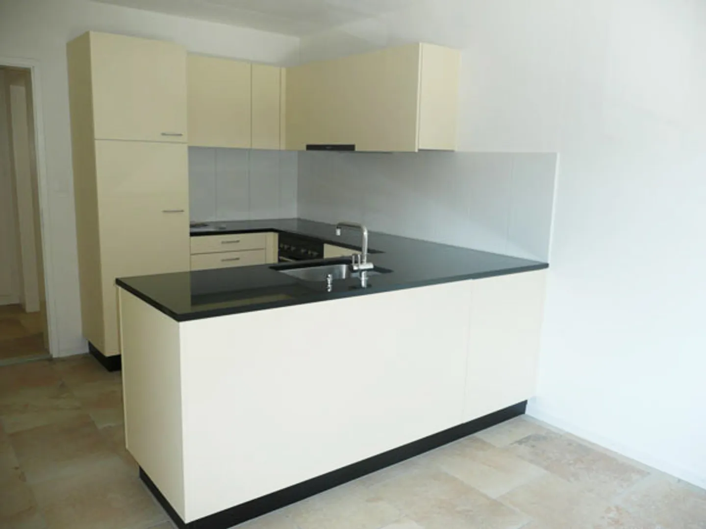 Bright 3.5-Room Apartment - Photo 3 of 8