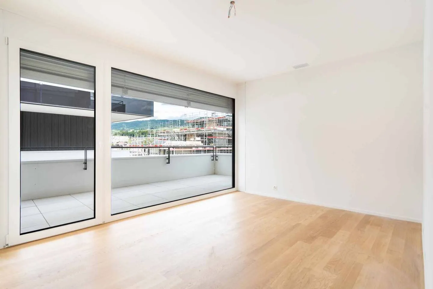 Luxuriöse 4,5-Zimmer-Wohnung mit überdachtem Balkon von 76m2 und Seeblick - Foto 5 von 13