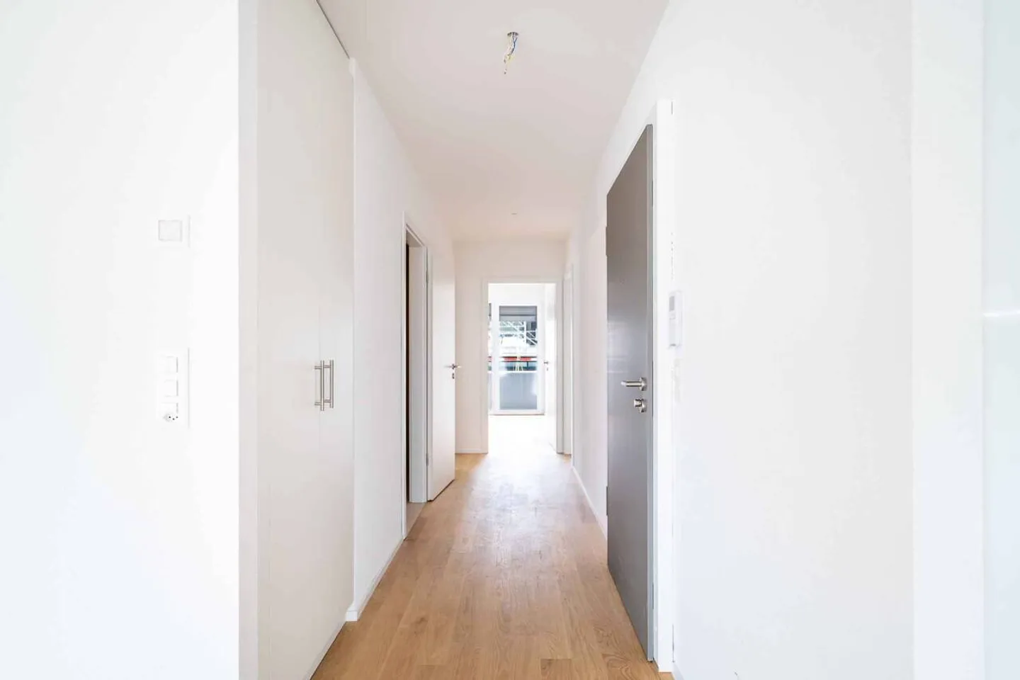 Luxuriöse 4,5-Zimmer-Wohnung mit überdachtem Balkon von 76m2 und Seeblick - Foto 7 von 13