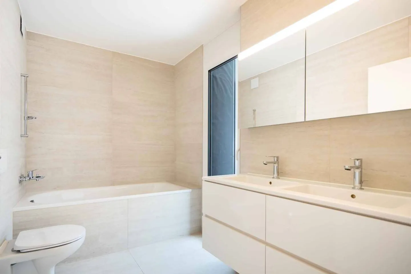 Luxuriöse 4,5-Zimmer-Wohnung mit überdachtem Balkon von 76m2 und Seeblick - Foto 8 von 13