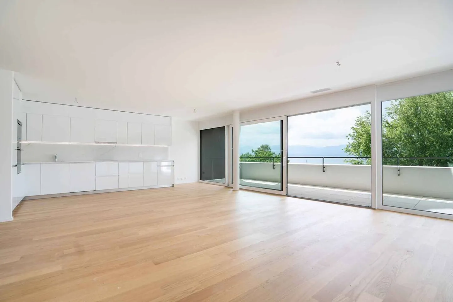 Luxuriöse 4,5-Zimmer-Wohnung mit überdachtem Balkon von 76m2 und Seeblick - Foto 2 von 13