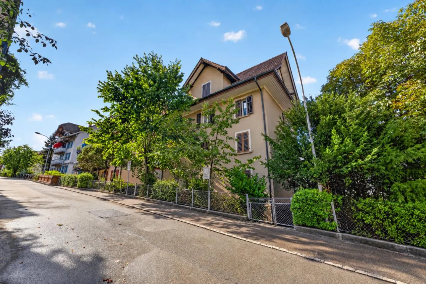 Maison multifamiliale entièrement louée avec potentiel - Photo 2 sur 6