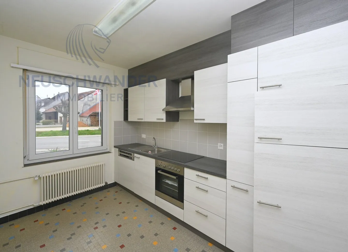 Building with commercial space, bright apartment and double garage - Photo 2 of 15