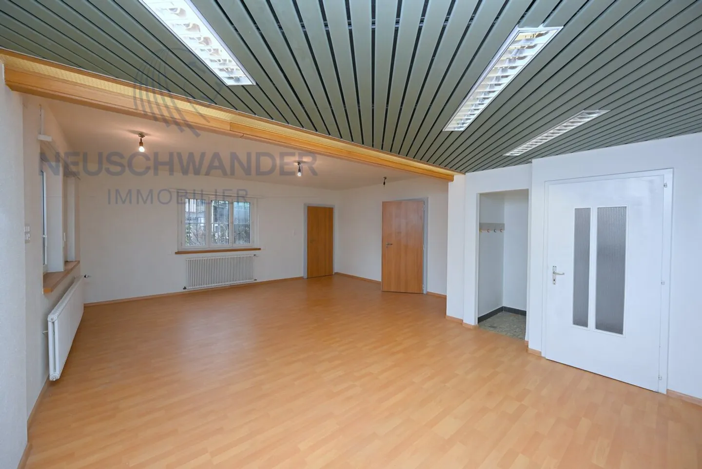Building with commercial space, bright apartment and double garage - Photo 3 of 15