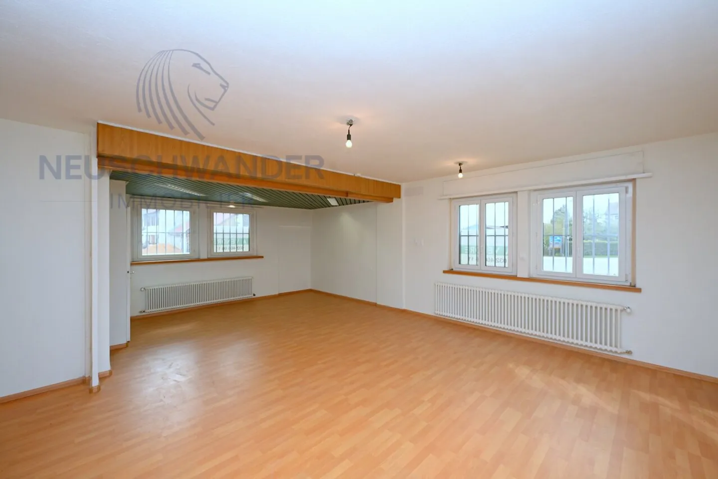 Building with commercial space, bright apartment and double garage - Photo 4 of 15