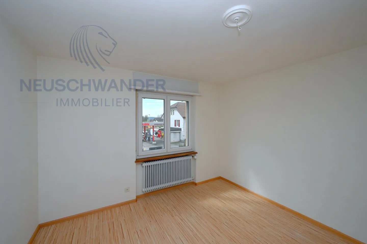 Building with commercial space, bright apartment and double garage - Photo 5 of 15