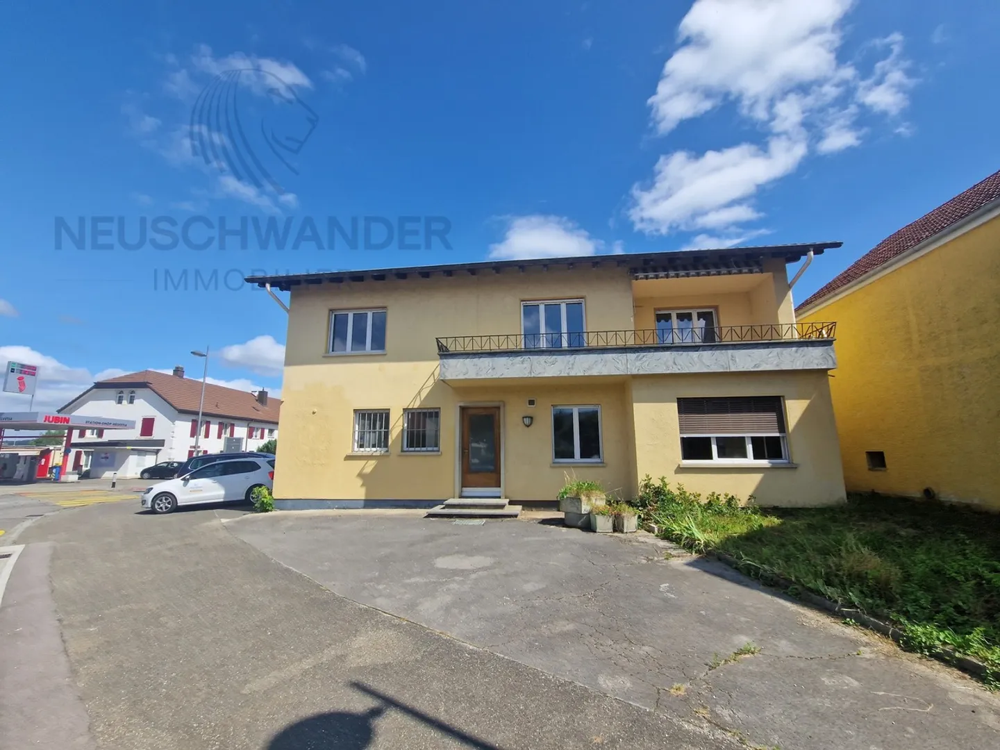 Building with commercial space, bright apartment and double garage - Photo 1 of 15