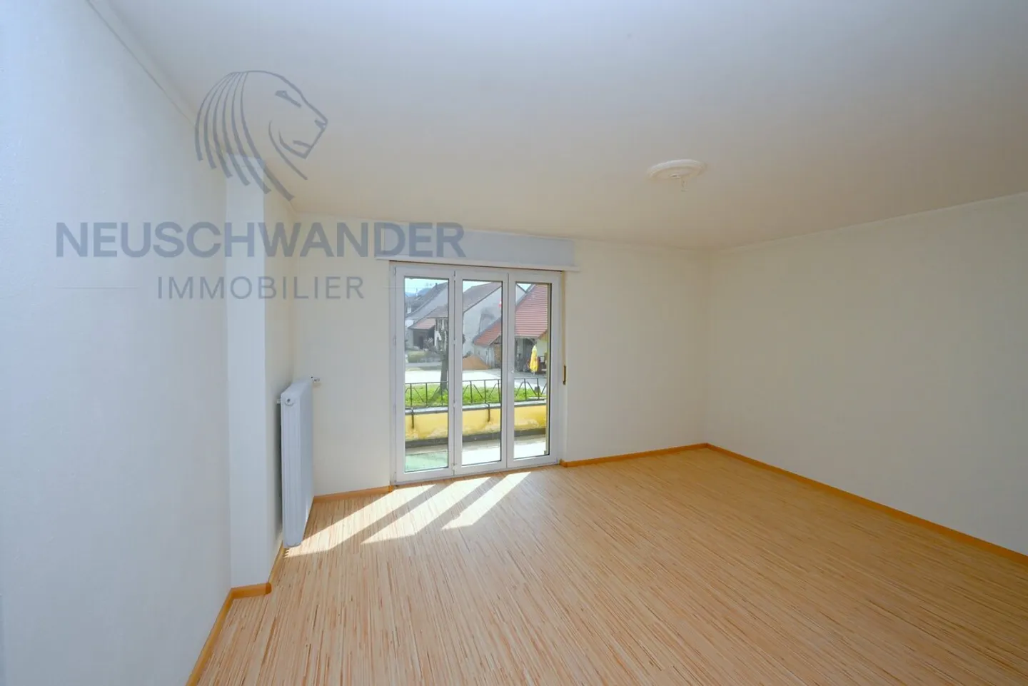 Building with commercial space, bright apartment and double garage - Photo 6 of 15