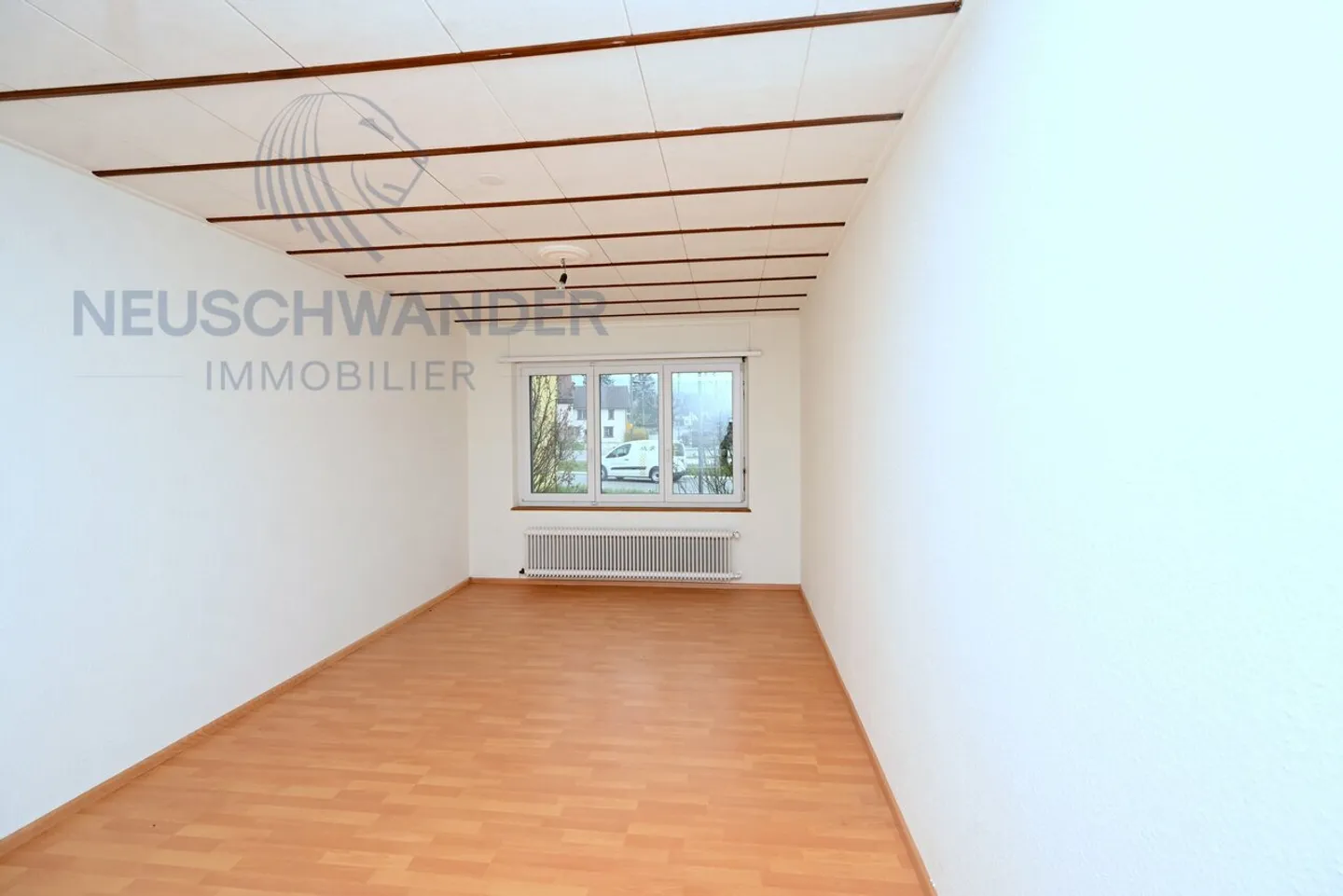 Building with commercial space, bright apartment and double garage - Photo 8 of 15