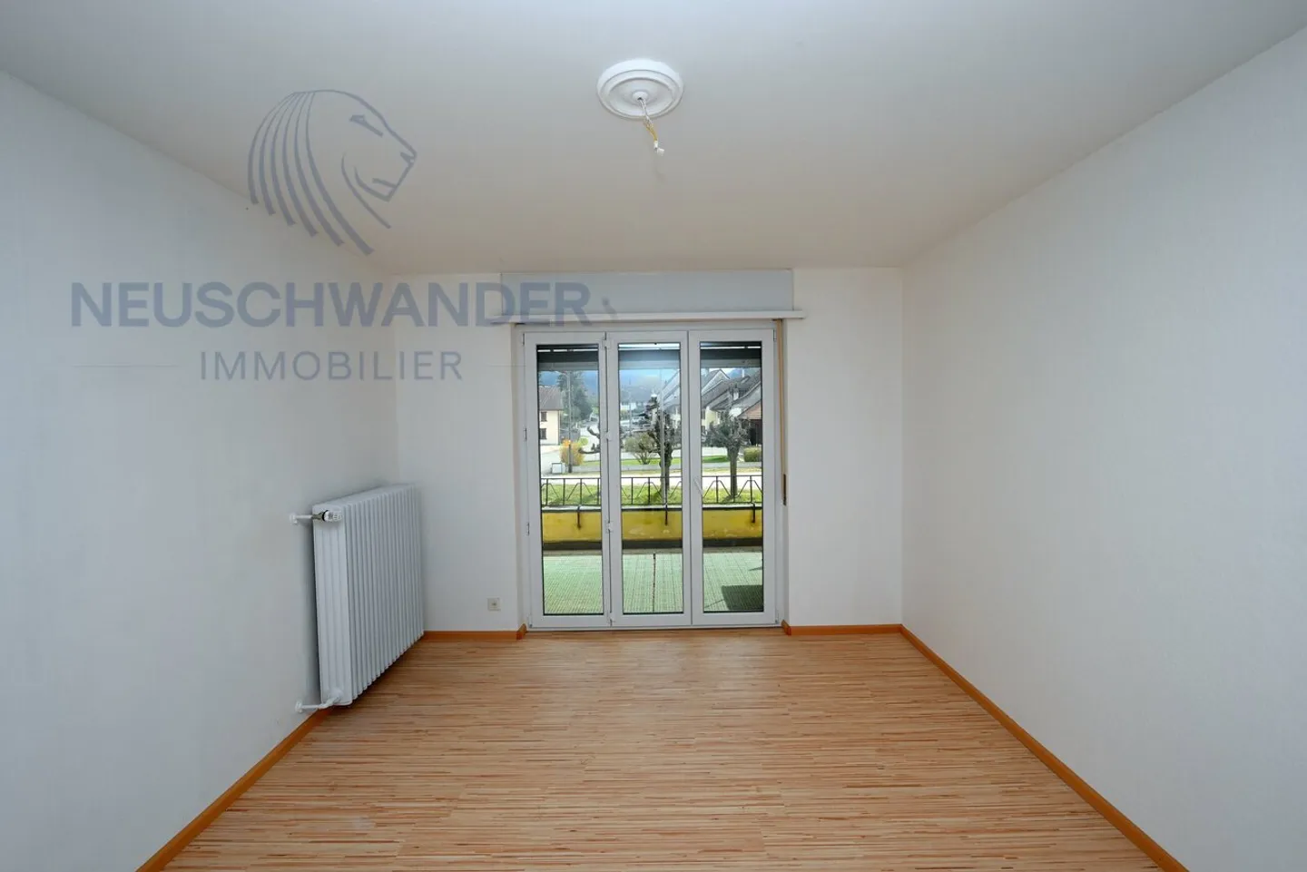 Building with commercial space, bright apartment and double garage - Photo 9 of 15