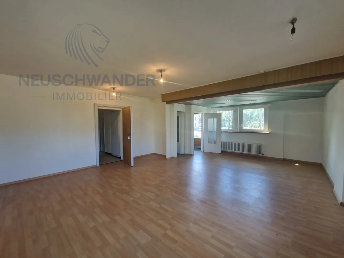 Building with commercial space, bright apartment and double garage - Photo 10 of 15