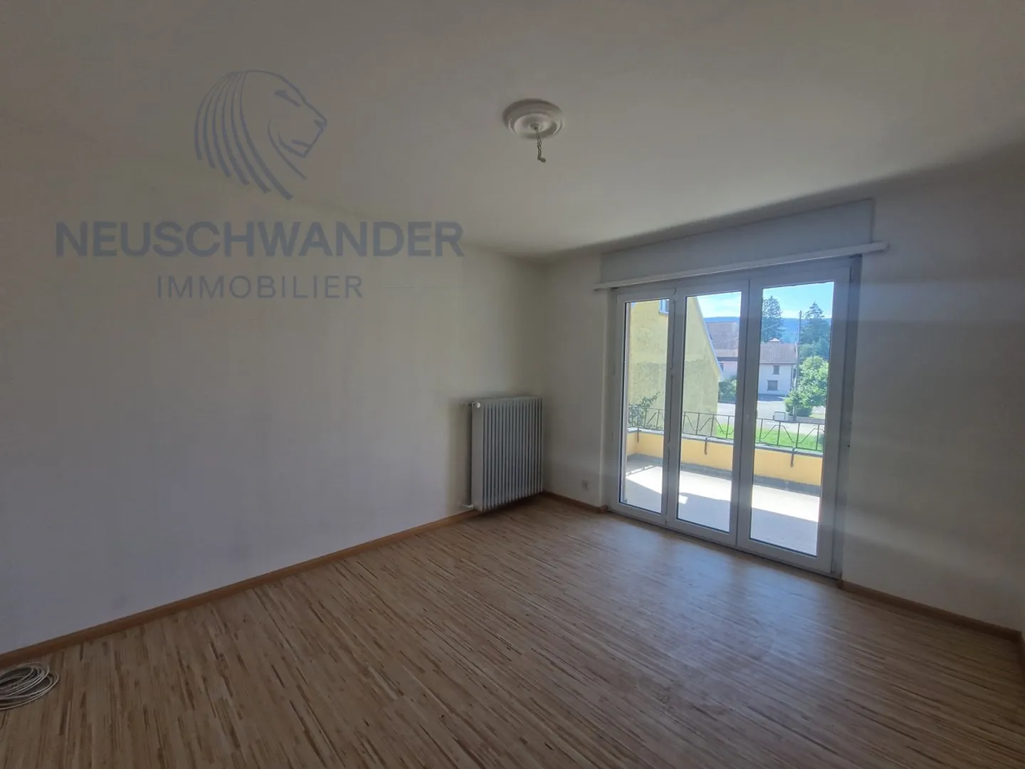 Building with commercial space, bright apartment and double garage - Photo 11 of 15