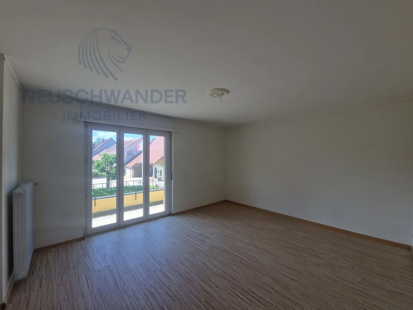 Building with commercial space, bright apartment and double garage - Photo 13 of 15