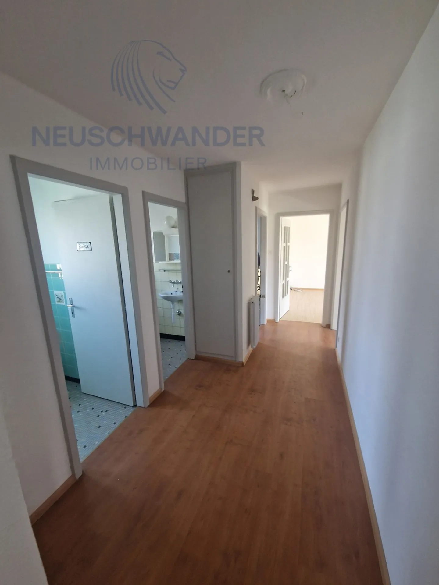 Building with commercial space, bright apartment and double garage - Photo 14 of 15