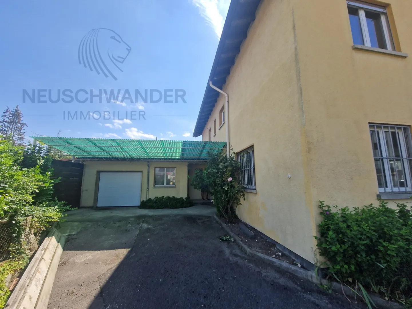 Building with commercial space, bright apartment and double garage - Photo 15 of 15