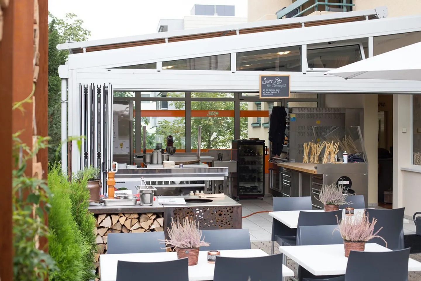 Ristorante completamente attrezzato nel centro del villaggio in affitto - Foto 4 di 6