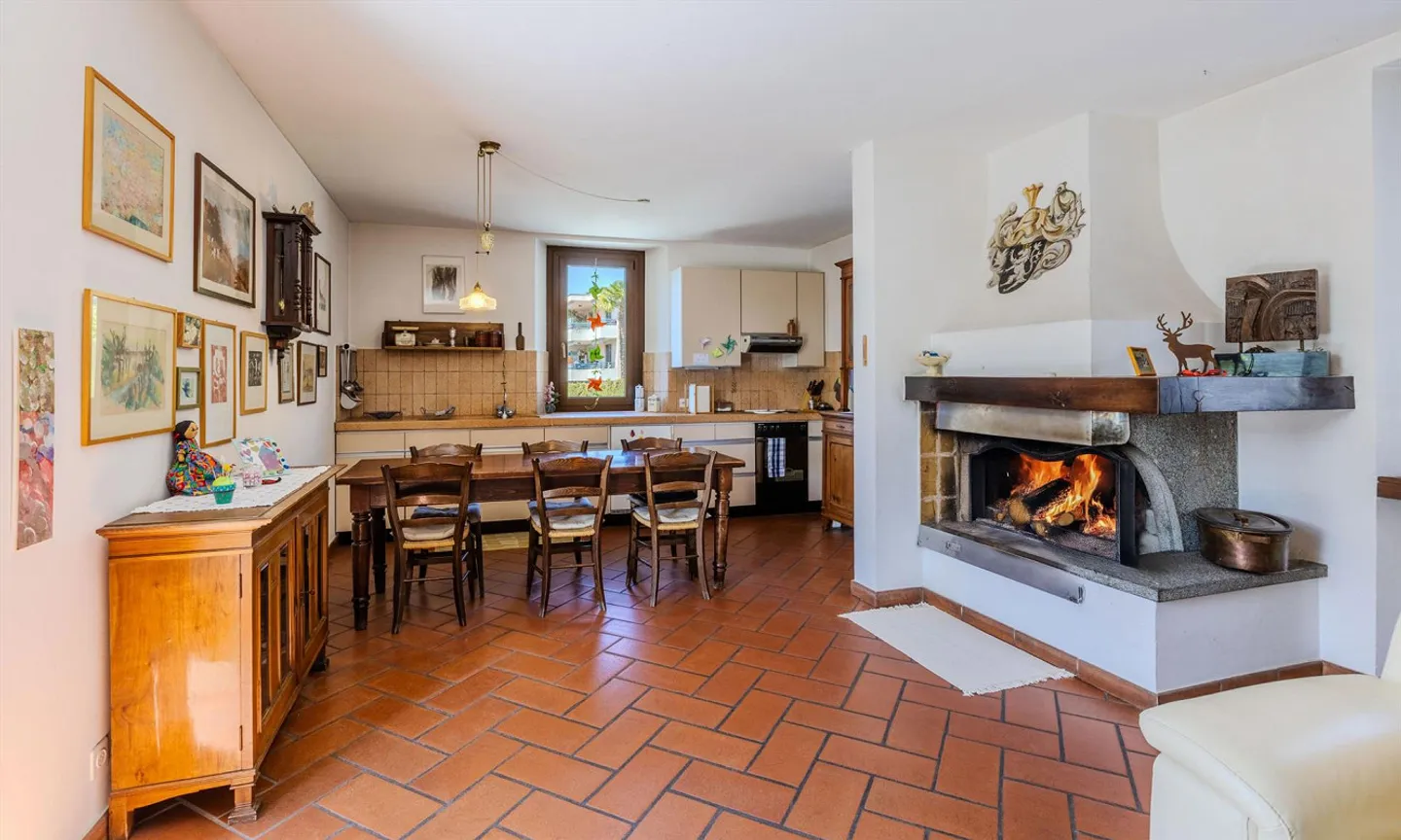 CHARACTERISTIC AND SPACIOUS 7.5-ROOM HOUSE + STORAGE IN VACALLO - Photo 3 of 9