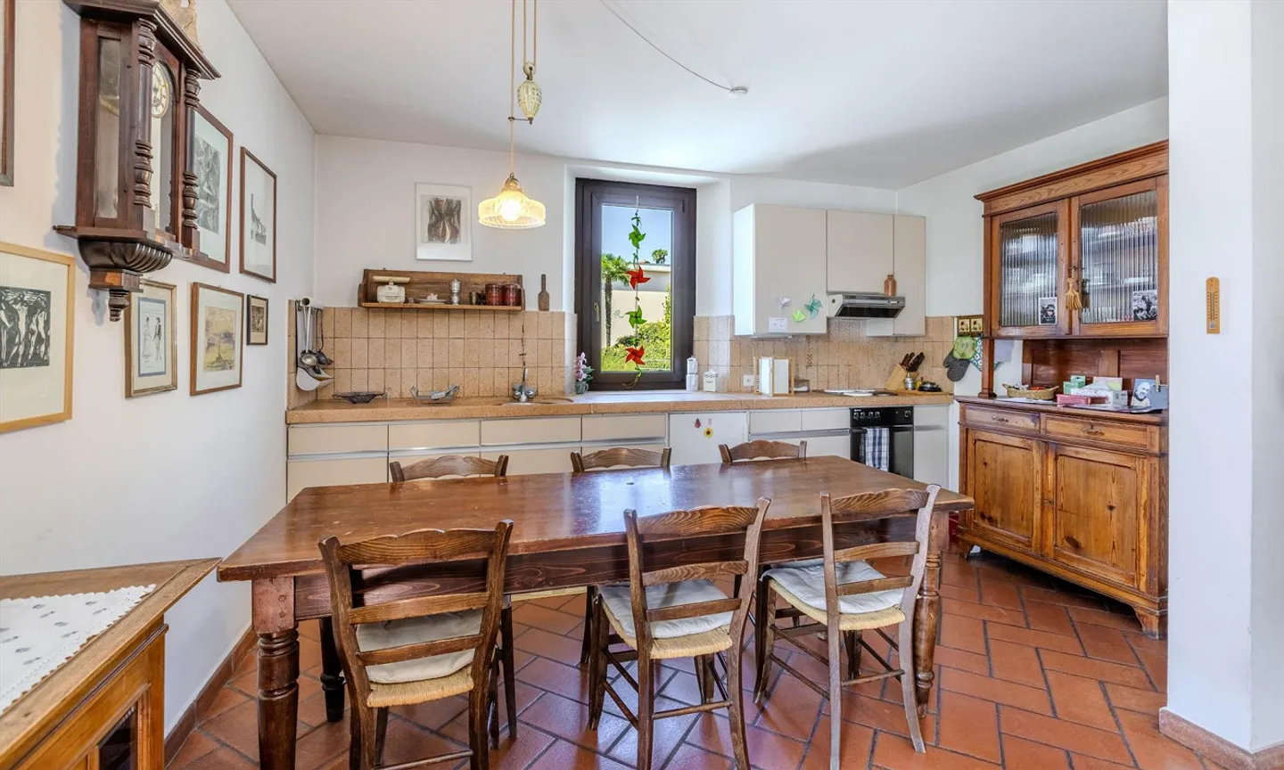 CHARACTERISTIC AND SPACIOUS 7.5-ROOM HOUSE + STORAGE IN VACALLO - Photo 4 of 9