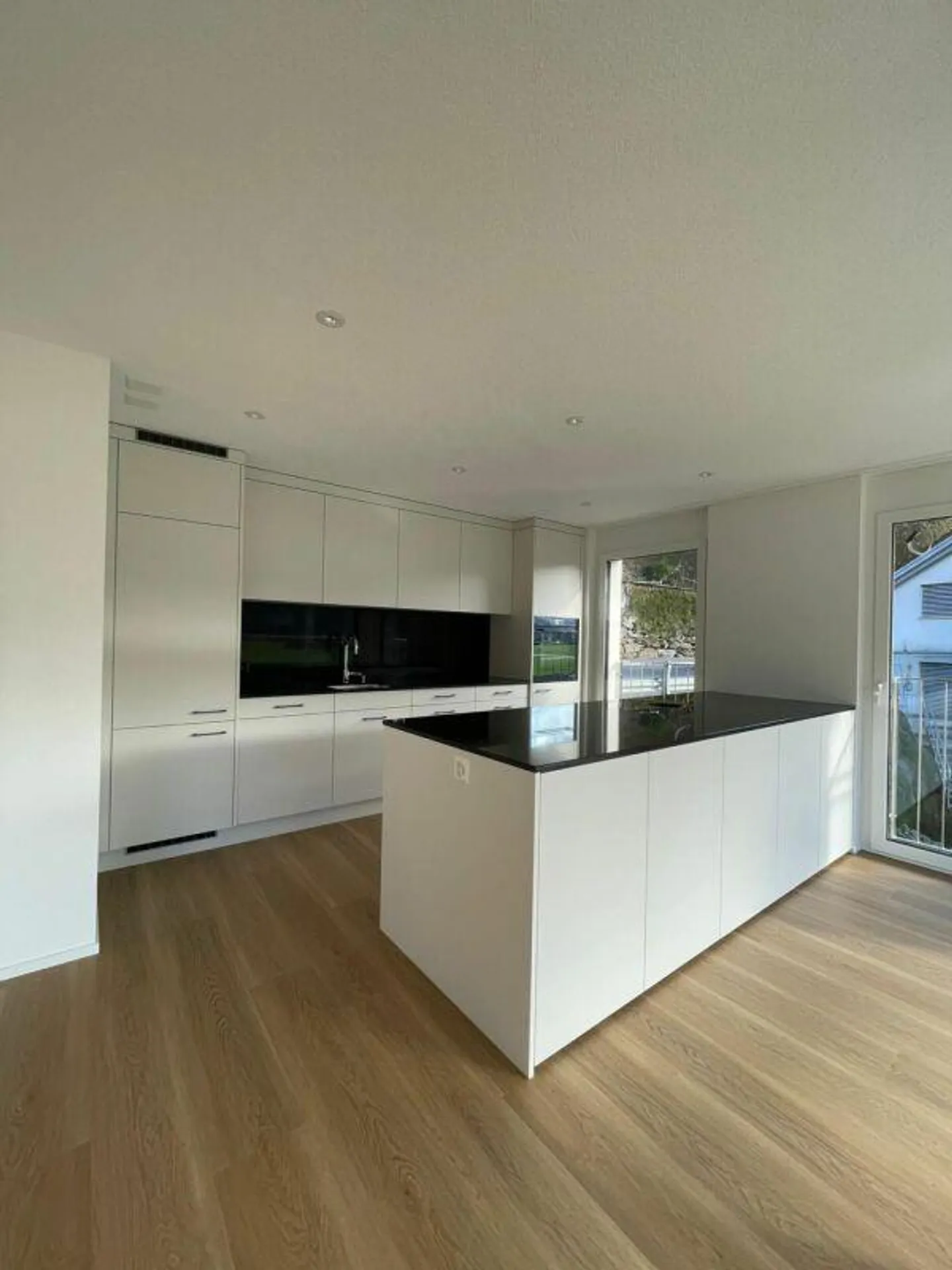 Appartement neuf 3½ pièces au rez-de-chaussée avec belle vue - Photo 2 sur 19