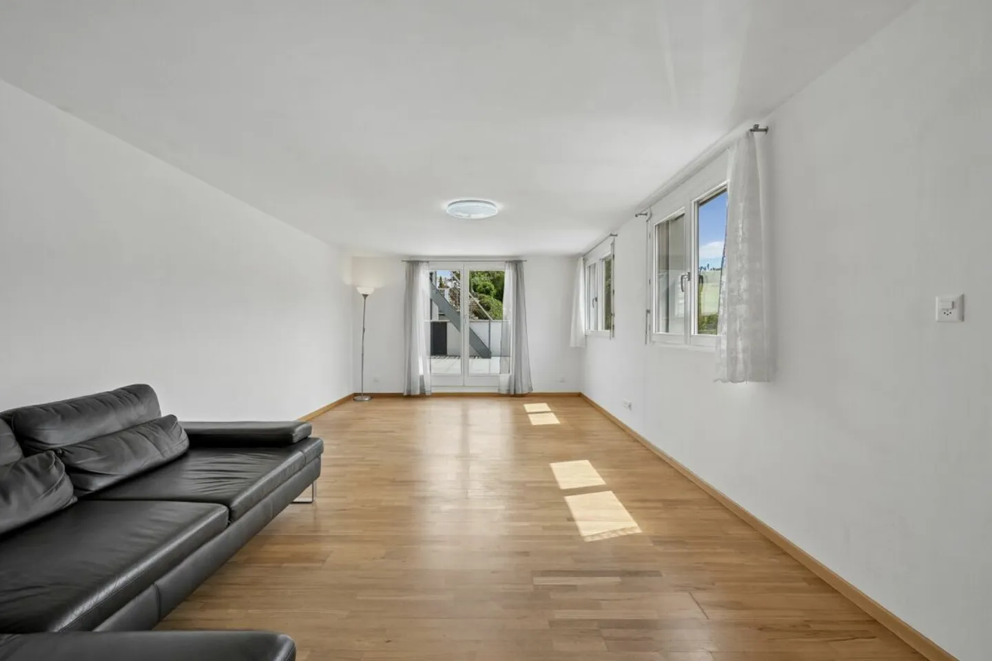 VUE LARGE - ESPACE DE VIE - APPARTEMENT INDÉPENDANT - Photo 13 sur 15
