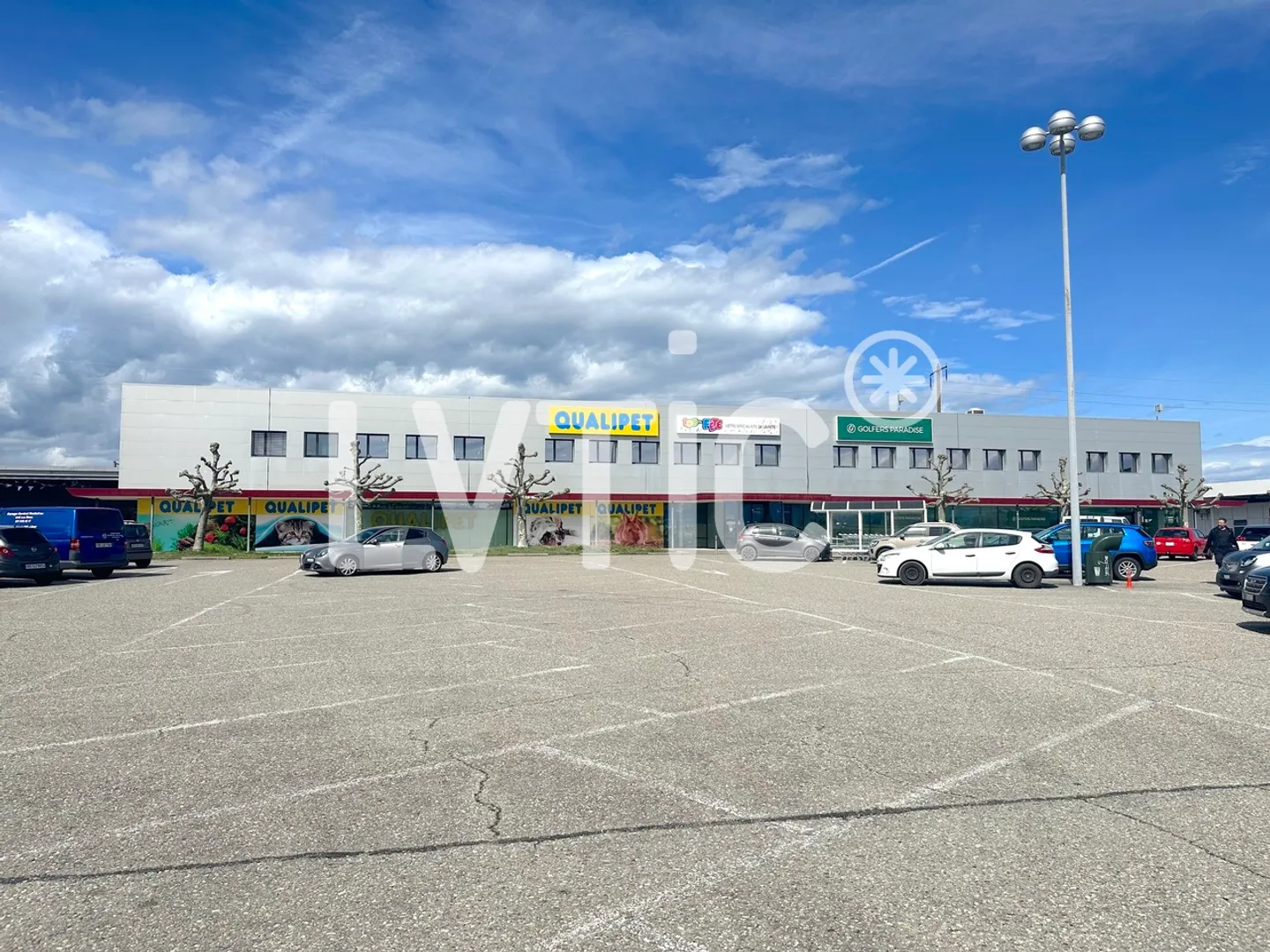 325 m2 Premises, Showroom, Offices for rent in Etoy - Photo 2 of 6