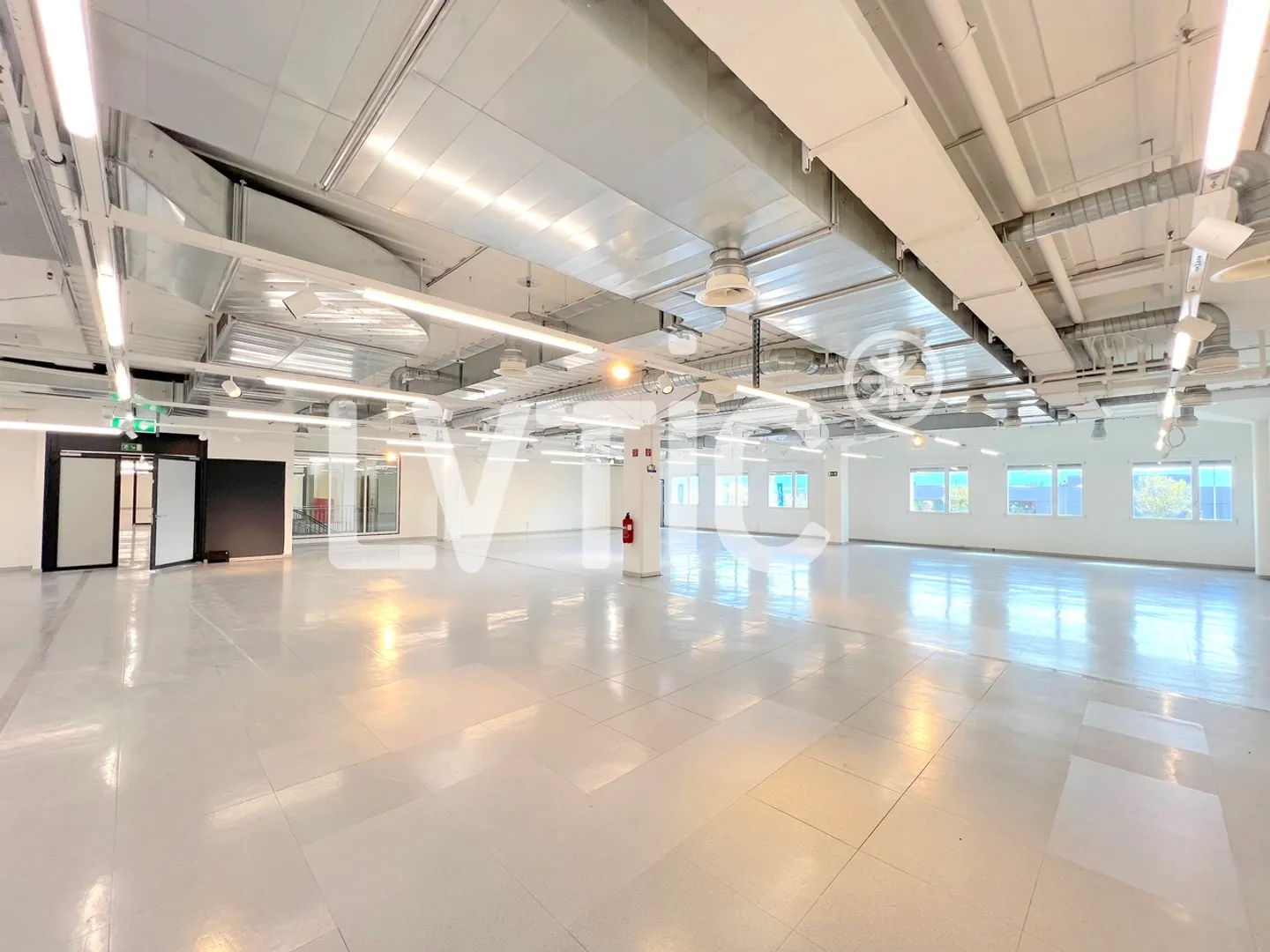325 m2 Premises, Showroom, Offices for rent in Etoy - Photo 1 of 6