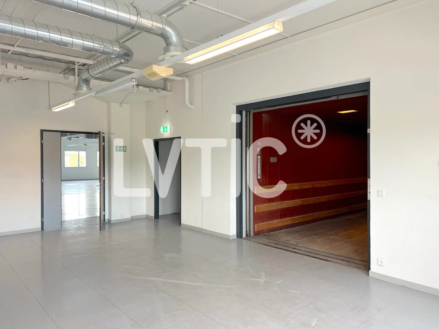 325 m2 Premises, Showroom, Offices for rent in Etoy - Photo 3 of 6