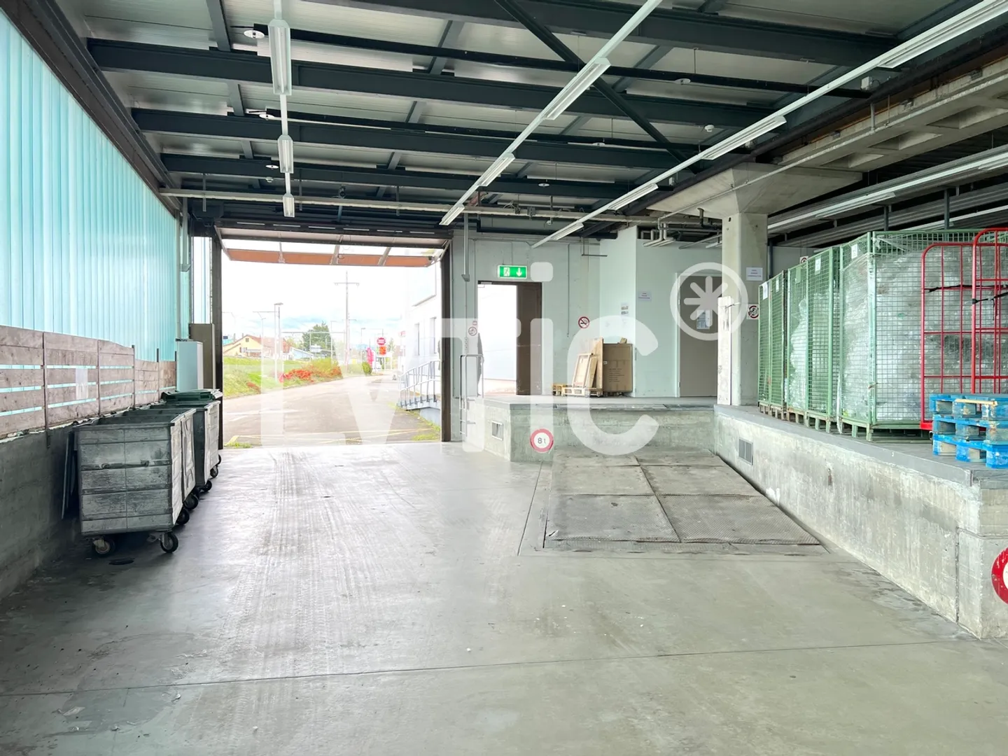 325 m2 Premises, Showroom, Offices for rent in Etoy - Photo 4 of 6